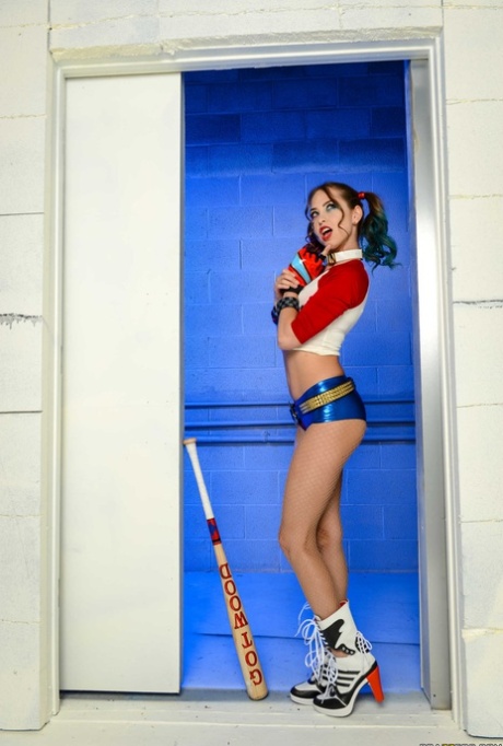 Harley Quinn model pornographic images